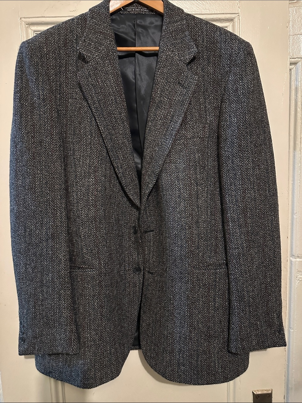 Like New Men's Herringbone 100% Wool Blazer - Dark Gray. 33”L x 23.5”W.
